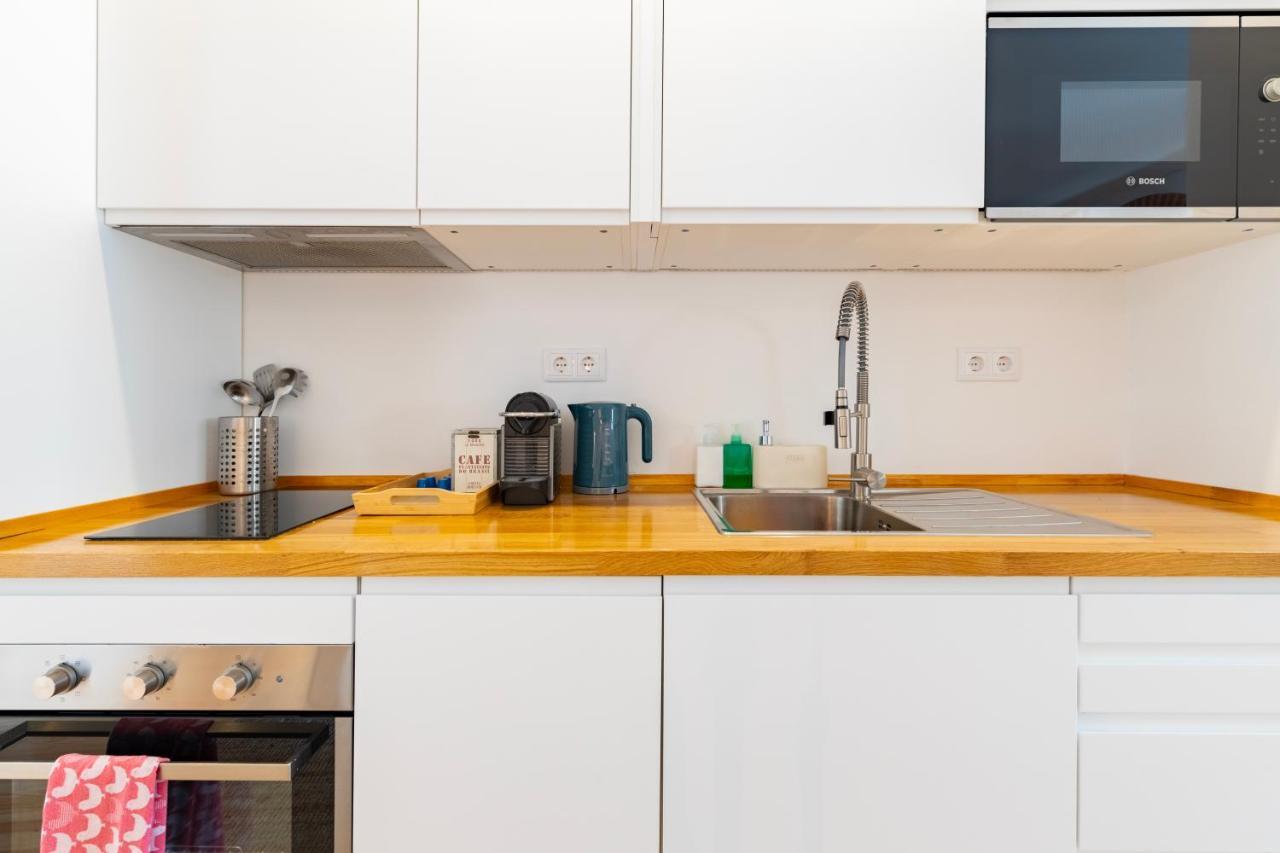 Your Dream Stay: Modern Amenities, Historic Charm Apartment *
